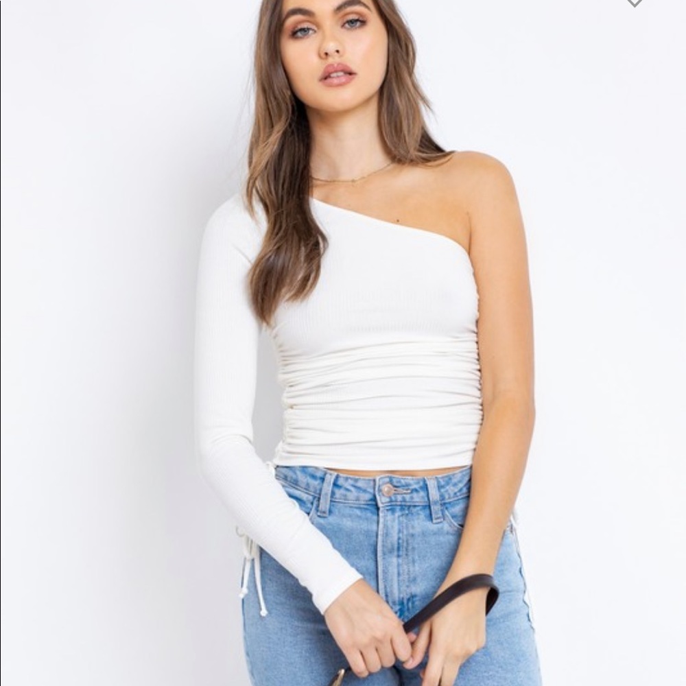NWT Ribbed fabrication ruched sides one sleeve top - Picture 3 of 7